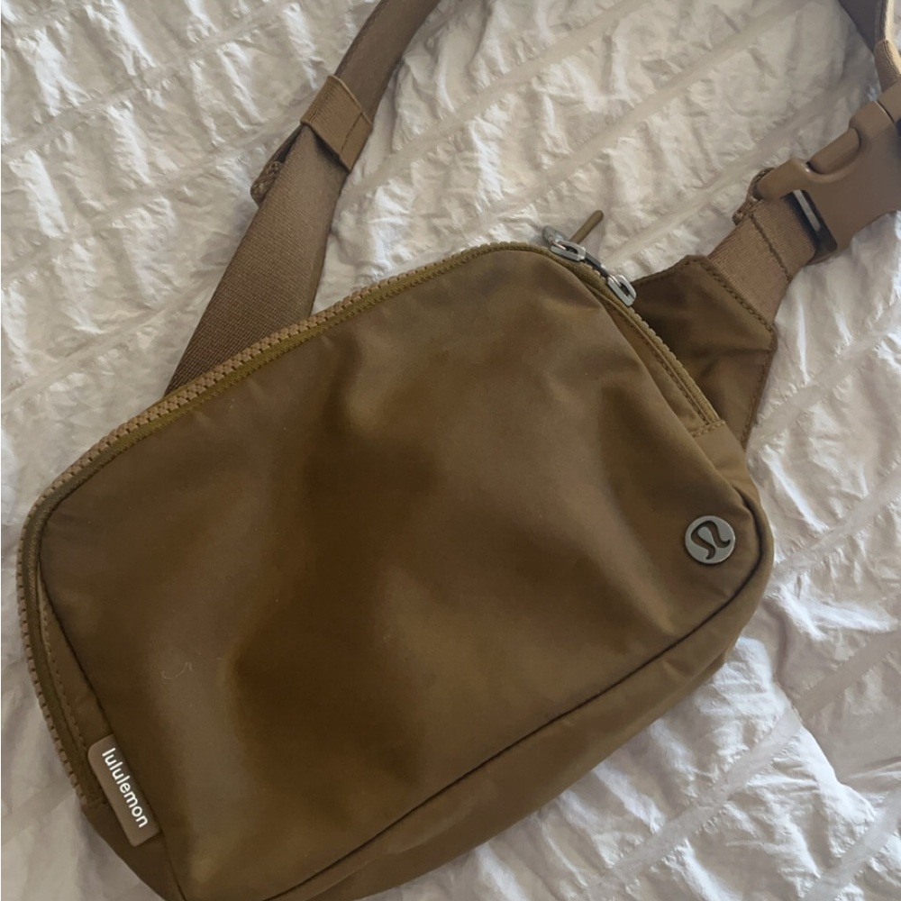 lululemon athletica 2L bag